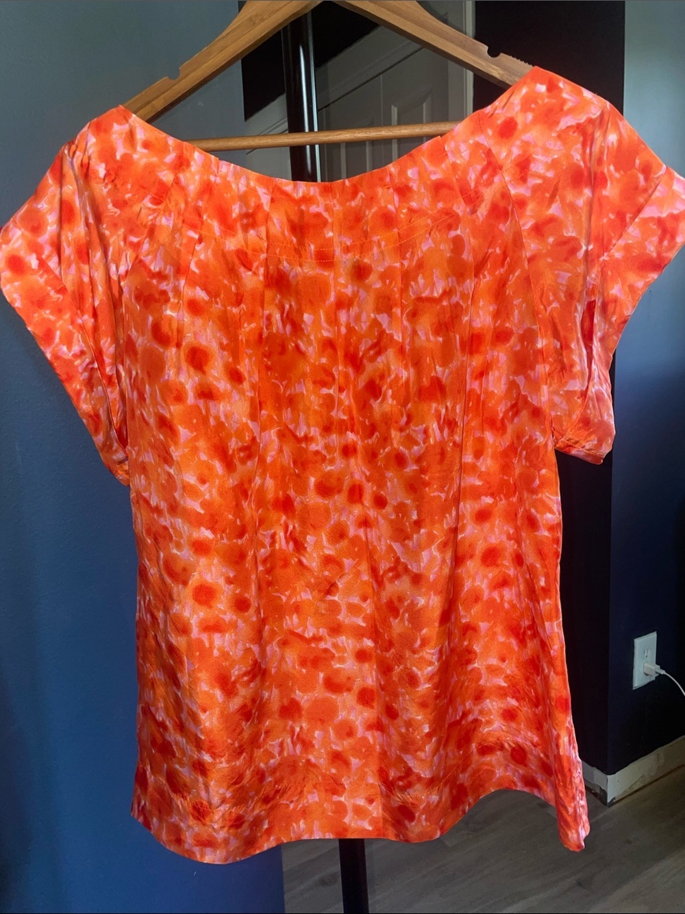 Banana Republic 100% Silk Short Sleeve Floral Blouse Top with Pleated Neckline - Picture 7 of 8